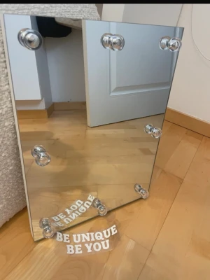 Spegel med klistermärke  - Helt ny 