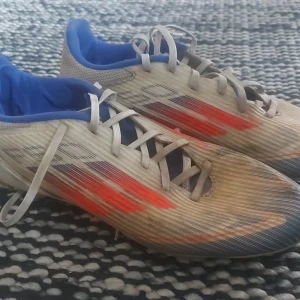 F50 adidas - Fina f50 adidas skor. Perfekta för anfallare eller yttrar. Bra för skott och dribbling. Allt med skorna är ok dom är bara lite smutsiga och pytte lite slitna där framme man kan inte ens märka det.har använts i 5 månader ish.