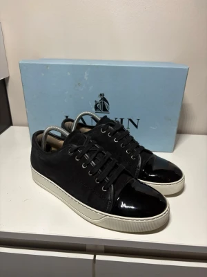 Lanvin svarta sneakers  - Snygga lanvins i färgen svart, skon är i toppskick både mockan och glansen är nyskick och sulan är väldigt bra. Storlek 40 men passar 41, Vid intresse kontakta mig för mer frågor mvh