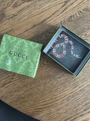 Fin plånbok - Tjenare folket 💪 nu har vi till salu en sån fin plånbok. En av de finaste plånböckerna som vi än så länge har haft. En fin plånbok med orm detaljer, lyx stil som ingår med grön box 