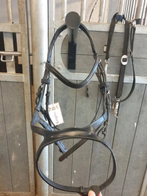 Svart Knights träns! - Säljer nytt svart Knights träns. Oanvänd enadast provat på min ponny. Stl cob och lädret är svart. Pris kan diskuteras vid snabb affär!! Säljs då det var för stort.