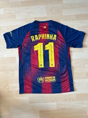 #11 Raphinha FC Barcelona Hemma Kit 2025/26 - Stilren fotbollströja i helt nytt skick. Tröjan är inte använd en endaste sekund.