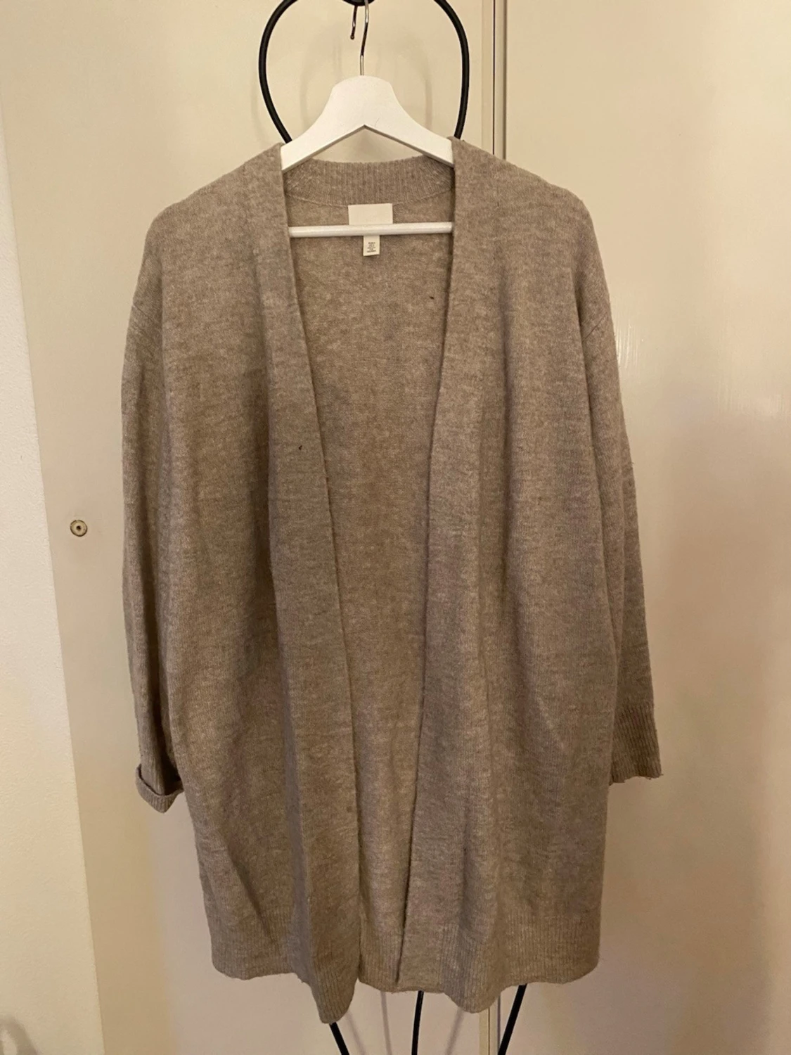 Beige oversized kofta från H&M