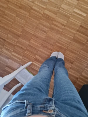 Blå bootcut jeans low waist - Säljer ett par klassiska blå bootcut jeans med låg midja och fem fickor. Jeansen har en lätt utsvängd passform (bootcut) är från gina, använt 2 ggr då jag inte gillade färgen så mycket. Skriv för mer bilder🙏