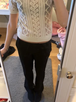 Vit stickad topp från Object - Säljer en vit, kortärmad topp från Object. Toppen har ett snyggt hålmönster med flätade detaljer och ribbade kanter. Perfekt till jeans eller kjol för en fräsch look. Rätt så genomskinlig. Säljer pga den bara ligger i min garderob💕