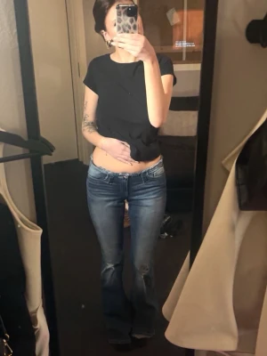 Lågmidjade Bootcut - Säljer ett par jätte snygga blåa jeans som är lågmidjade + bootcut!!💗Helt oanvända, säljes pga att de inte satt som jag ville på mig Storlek M