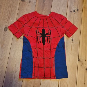 Spiderman t-shirt röd och blå - Spiderman t-shirt köpt på barnavdelning men sitter som en XS på mig. Knappt använd.
