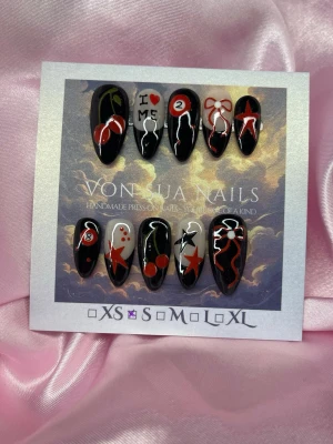 CherryCrush (S);Medium Almond - Unika handgjorda press-on naglar i svart med coola motiv som körsbär, stjärnor, rosetter, siffror och 8-ball. Naglarna har en blank finish och detaljer i rött, vitt. Perfekt för dig som vill sticka ut med en edgy och lekfull look.S: 15 mm, 11,5 mm, 12 mm, 11 mm, 9 mm 