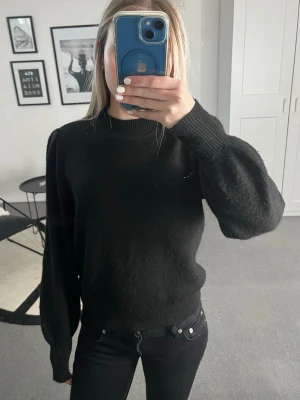 Svart stickad tröja  - Säljer en svart stickad tröja med lite ”puff” på axlarna!! Den är hyfsat ny men är i bra skick, kom gärna med prisförslag 