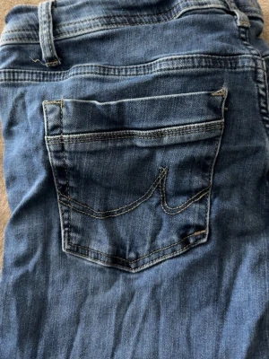 Blå jeans från LTB Valerie - Snygga blå jeans från LTB, modell Valerie. Klassisk femficksdesign med coola kontrastsömmar och dubbla knappar i midjan. Jeansen har en rak passform och är gjorda i mjukt denimtyg som sitter skönt hela dagen., tror storleken är w28