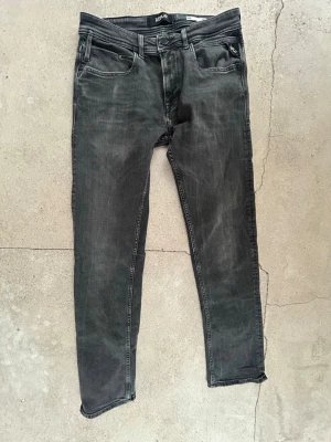 Svarta Replay  - Jeans från Replay som är för små för mig. W30 L32 