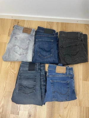 Jack & jones jeans 5x - Perfekt för dig som vill börja med återförsäljning eller bara vill fylla på i gadoroben! 28-32 (endast bra storlekar) Mycket bra skick på jeansen! du betalar 100kr per byxa! Hör av dig vid minsta fundering (liten fläck på dom gråa men kan nog gå bort vid tvättningen)