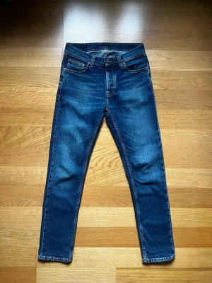 Nudie Jeans, Solid Ollie - Säljer ett par snygga och klassiska jeans från Nudie Jeans. Perfekta till både vardag och lite mer uppklätt ✨🎊