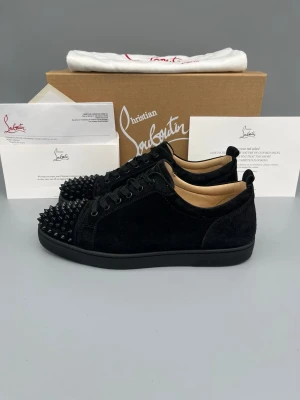 Christian Louboutin Louis Junior Spikes Skor Svart Mocka - • The shoes have been gently used and are in very good condition  • Size: 44 (fits 44.5–45)  • Color: Black  • Retail price: 9500 SEK / 795€  • Box, dustbag & receipt included