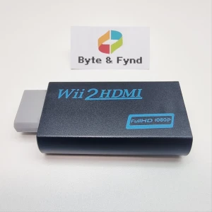 Wii2HDMI Full HD-adapter - Wii2HDMI-adapter som gör det möjligt att koppla din Nintendo Wii till en HDMI-skärm. Svart plast med blå text och märkning för Full HD 1080p. Enkel plug-and-play-lösning för bättre bildkvalitet på moderna TV-apparater.