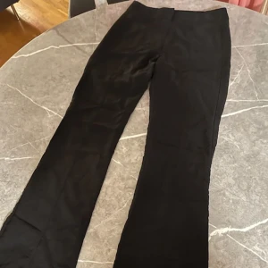 Svarta utsvängda byxor - Svarta byxor med utsvängda ben och hög midja. 