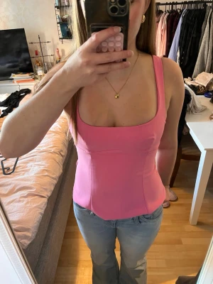 Rosa topp från Zara - Säljer denna fina topp från Zara💘💘