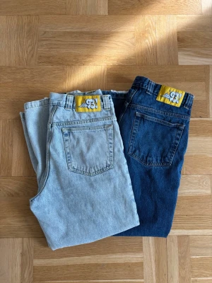 TVÅ par Polar Skate Co. 93! 32/30 - Två par Polar skate Co. 93! i storlek 32/30. Använda men i utmärkt skick, lite fransade längst ned på benet. 