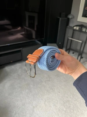 Ljusblått flätat bälte - Hej! Säljer nu mitt fina flätade bälte i ljusblått😄Är i NYSKICK, inga skador🙌Hör gärna av dig om frågor med mått eller fler bilder😊Pris är ALLTID diskuterbart!!