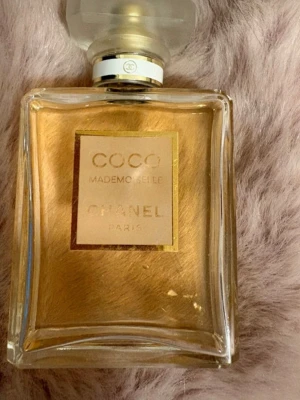 Coco Mademoiselle parfym från Chanel - Coco Mademoiselle från Chanel är en ikonisk parfym i. Doften är klassisk och lyxig, perfekt för dig som vill ha något tidlöst och exklusivt. Öppnad . 30 ml parfym kvar i flaskan .