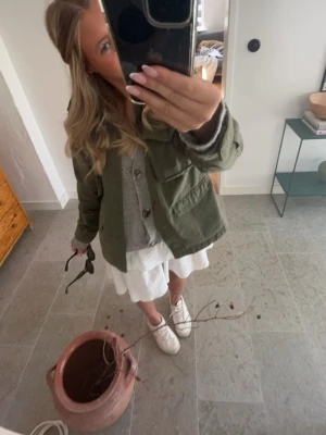 Grön overshirt med fickor - Snygg grön jacka till vår/sommar.