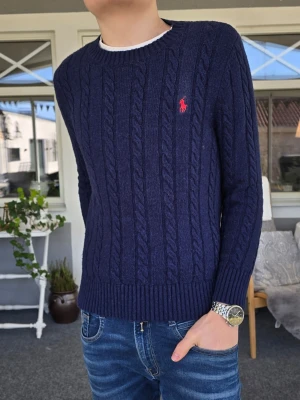 Ralph Lauren cable knit stickad tröja - Snygg cable knit tröja från Ralph Lauren i storlek Medium, men skulle säga att den drar åt small hållet. Skriv om du har några frågor. 😃
