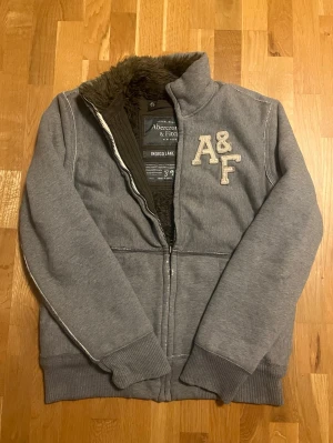 Abercrombie päls fodrad zip tröja - Riktigt fet Abercrombie zip tröja med päls fodring. Väldigt unik och sällsynt i fint skick. Storlek L kan även passa M. Pris endast 648 kr kom gärna med frågor och prisförslag har även mycket mer i min profil och rabatt vid köp av fler ✌️😁 