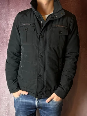 J.lindeberg field jacket bailey - Mycket fint skick | Size S fits M(modellen är 188 cm 75 kg) | fraktar spårbart inom 24 timmar | för att köpa klicka ”köp nu” | vid frågor eller funderingar skriv ett meddelande | följare får bättre rabatter🙌