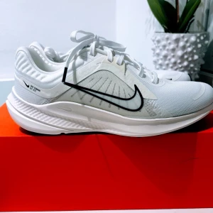 Helt Ny Nike Quest 5 st 38 (24 cm) - Helt Ny Nike Quest 5 st 38 (24 cm)  Nike Quest 5 st 38 (24 cm) Women's Road Running Shoes. You lace up in pursuit of new personal goals. Let the Nike Quest 5 help you reach those aspirations. This neutral sneaker gives you a smooth, comfortable ride with plenty of traction. We focused on our foam, adding more cushioning for a better transition from heel to toe.  Titta gärna på mina andra annonser!