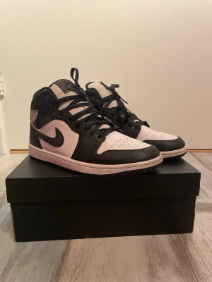 Svarta och vita Air Jordan 1 Mid - Nike air skor som knappt är använda!  Bra skicka på dem!   ✅Låda kommer med!  🟢Inköpspris 1749kr!   Är de någon fråga är de bara att höra av sig så svarar jag så snabbt som möjligt!