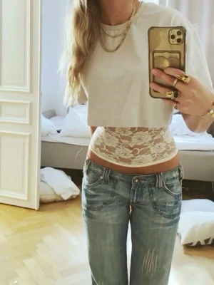 Vit t-shirt - Jättesnygg att ha över en spetstopp!! 🤍Inga fläckar eller defekter, knappt använd!