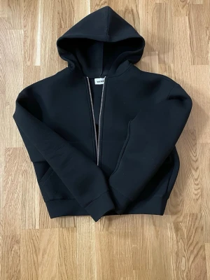 Boxy scuba hoodie - Boxig scuba hoodie från weekday. Alltså lite cropped. Xs. Den virala hoodien från tiktok i vintras.