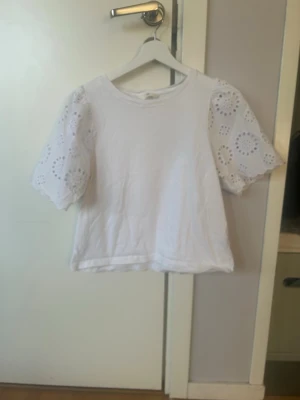 Vit topp med broderade puffärmar H&M💕💕 - Säljer en söt vit topp från H&M med puffiga, broderade kortärmar i spets💕💕Toppen har rund halsringning och är i mjuk bomull💕💕💕I okej skick💕💕💕Jag säljer den för 20 kr💕💕Hör av er vid intresse💕💕