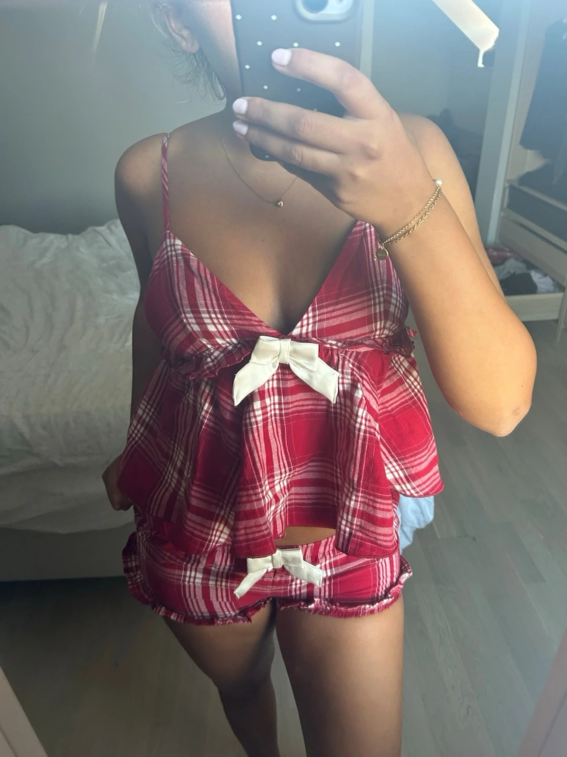 Rött rutigt pyjamas-set med rosetter