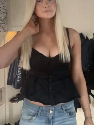 Svart knappad linnetopp - Snygg svart linnetopp med knappar framtill och smala axelband. Toppen har en lätt v-ringad urringning och sitter figurnära upptill med en något lösare passform nedtill. Perfekt att matcha med jeans eller kjol.