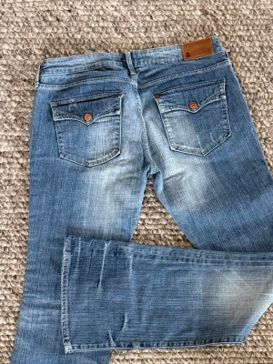 Lågmidjade bootcut från &  - Snygga trendiga bootcut jeans med låg midja från & (h&m's tidigare jeansmärke på 00-talet). De har fantastiskt fin kvalitet och är varsamt använda. Älskar detaljerna på fickorna. Skulle säga att de är i storlek small och är ganska långa (L32/34), funkar för mig som är 172 cm. Perfekt för dig som gillar en avslappnad och tidlös look. Hör av dig för mer information eller fler bilder. 