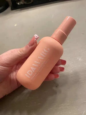IDAWARG Repair Hair Serum - Peachfärgad flaska med pump, innehållande IDAWARG Repair Hair Serum. Produkten är ett hårserum med krämig konsistens, perfekt för att vårda och stärka håret. Flaskan är stilren och enkel att använda, tillverkad i plast. Helt ny och full!!!!