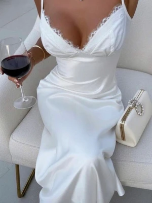 Vit satinklänning med spetsdetaljer - Elegant vit långklänning i satin med tunna axelband och v-ringad urringning dekorerad med spets. Så fin nu till sommaren🌸💓 aldrig använd!