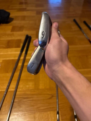 Golfklubbor järn 7 och 9 - Säljer två golfklubbor, järn 7 och järn 9. Klubborna är i metall med klassisk silverfärg och har raka skaft. Perfekta för dig som vill komplettera din golfutrustning eller behöver extra klubbor till träningen.