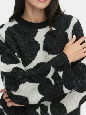 Svartvit stickad ulltröja med mönster - Säljer en oversized stickad ulltröja från Stockh lm köpt på MQ nyligen. Använd men o mycket bra skick! 