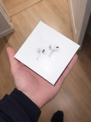 Apple AirPods Pro (2nd Gen) USB-C - Säljer ett par vita Apple AirPods Pro (andra generationen) med USB-C laddningsetui. Trådlösa in-ear hörlurar med stilren design och kompakt laddningsfodral. Perfekta för musik, samtal och brusreducering. Levereras i originalförpackning.