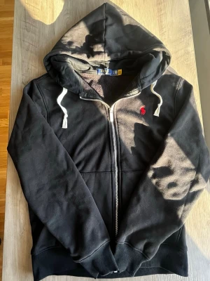 Svart hoodie från Polo Ralph Lauren - Säljer en Polo Ralph Lauren hoodie🙌🏻| Skick 10/10 å knappt använd🔥| Skriv vid minsta fundering 💭 