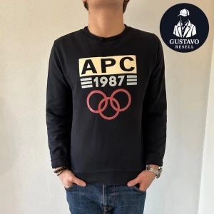 APC TRÖJA - NYSKICK - Tja. Säljer denna riktigt snygga och sällsynta APC tröjan i nyskick, använd fåtal gånger. Tveka inte på att ställa frågor! 🔥