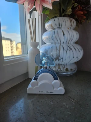Ariana Grande Cloud 30 ml - Över halva kvar. Supergod doft men jag har tröttnat 🌸
