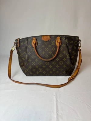Louis Vuitton Turenne MM - Säljer denna jättefina väskan från Louis Vuitton! Väskan är i jättefint skick och av modellen Turenne MM vilket är en sjukt populär modell! Den kommer med axelrem! Äkthet är garanterad!
