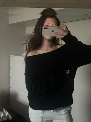 Of shoulder stickat - Använda litegrann men bra skick💕💕 Kontakta mig för fler bilder🤗🤗det står XL men passar även under då jag är S :)