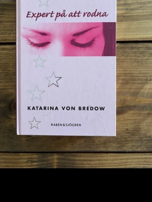 Ungdomsroman av Katarina von Bredow - En ungdomsroman av Katarina von Bredow med hård pärm i ljusrosa färg. Boken handlar om kärlek, förälskelse och nya relationer när huvudpersonen Natalie flyttar till en ny plats. Perfekt för dig som gillar romantik och spännande berättelser.