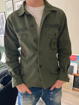 Olivgrön Overshirt - Tjena, säljer nu denna overshirten i storlek XS. Den är i bra skick och passar perfekt till sommaren. Hör av er vid frågor eller funderingar!