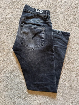Dondup George - Säljer dessa jeans från Dondup, George skinny fit storlek 32. Säljs då de är för stora på mig. Nypris 3800kr, köpta på NK.  Tveka inte höra av dig vid frågor!