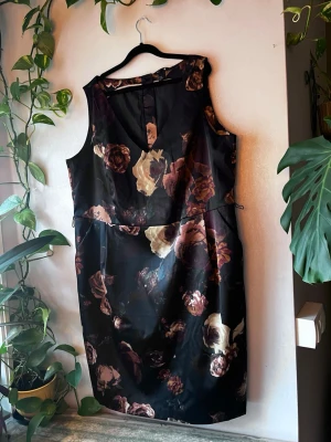 Cocktailklänning H&M - Väldigt fin cocktailklänning   Svart i grunden med bruna/kopparfärgade blommor Har fickor!!!   Mått rakt över:  Midja: 58cm Byst: 63cm (kanske någon cm till) Höft: 69-70cm  Använd någon enstaka gång.  Se även andra annonser för bundle! 🌷  Avhämtning i Gävle/Uppsala går att lösa (skriv pm innan köp)
